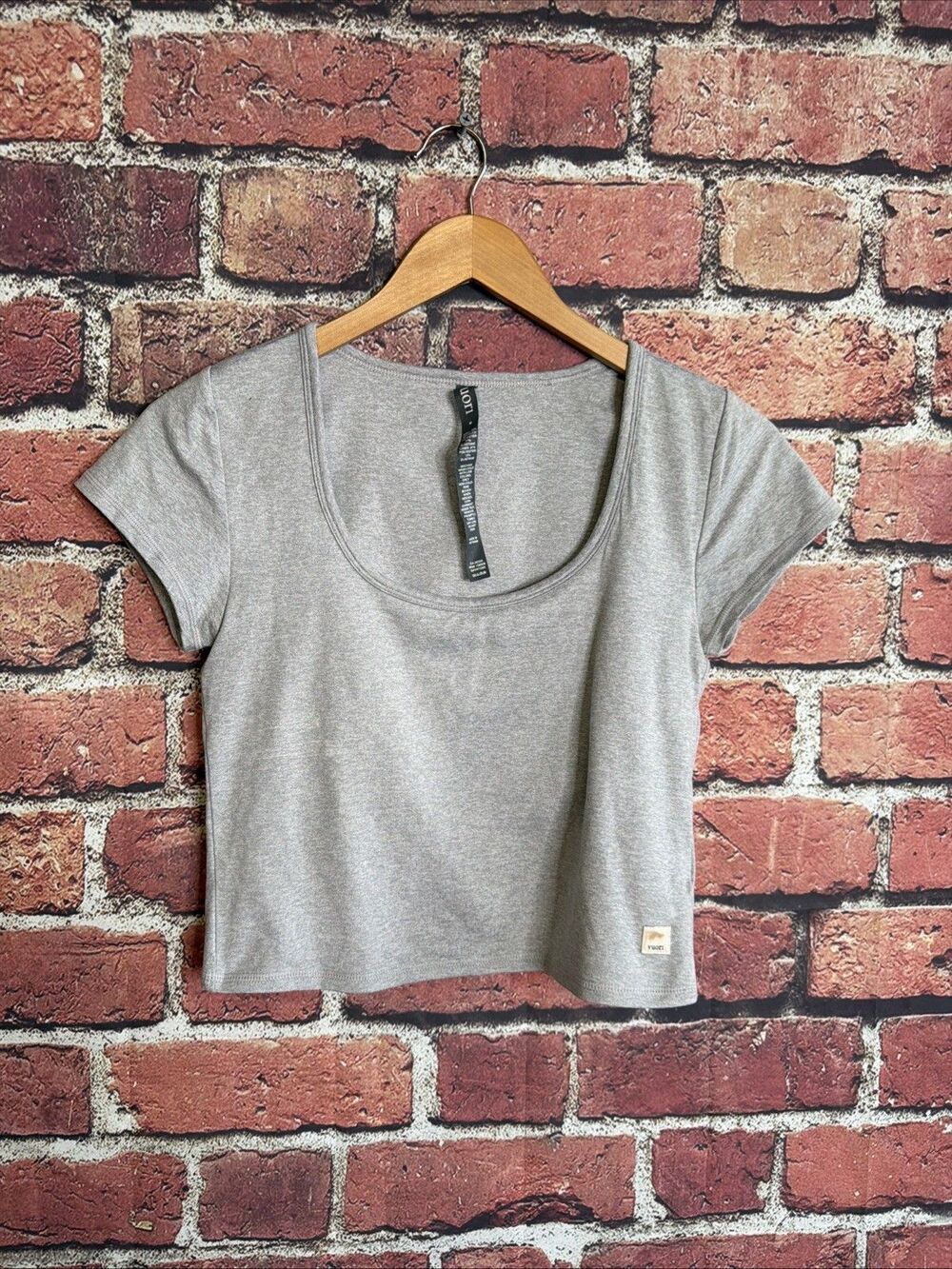 Vuori Halo Crop Top Women Medium Heather Grey Built-In Bra Scoop Neck Yoga